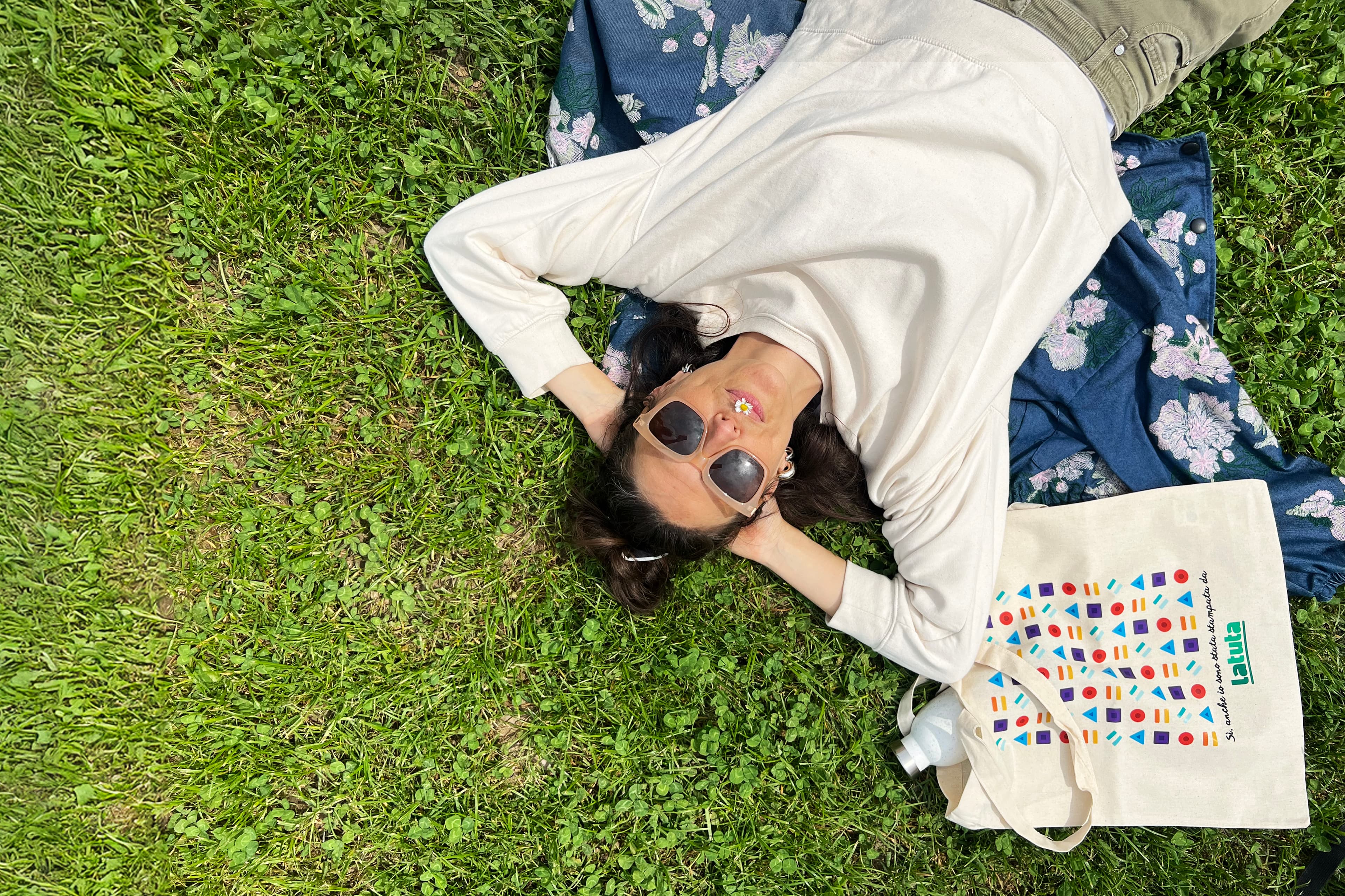 Ragazza con totebag
