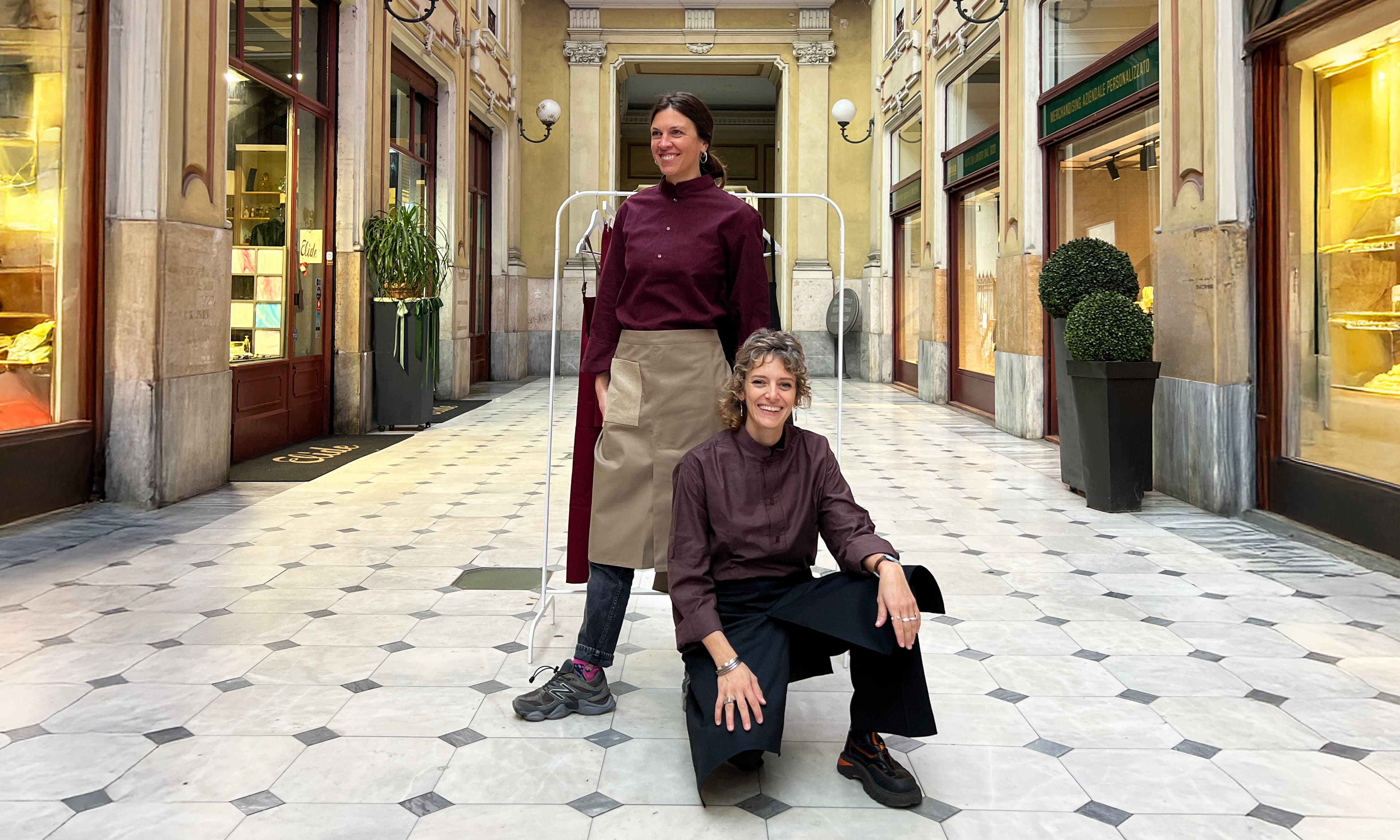 Due persone che indossano un grembiule