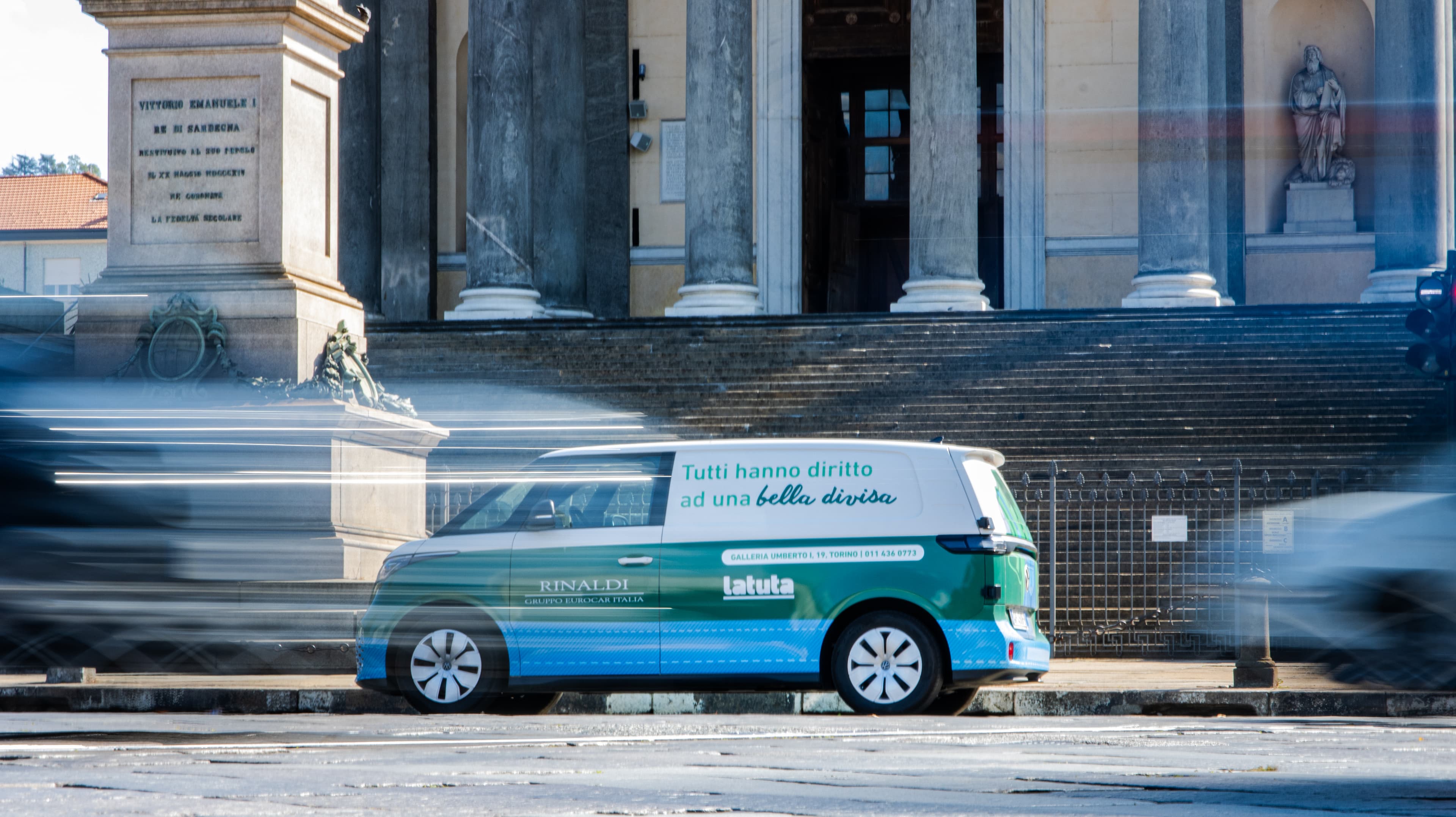 Furgone Latuta per la consegna di abbigliamento da lavoro personalizzato